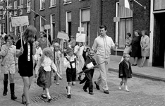 127453 Afbeelding van de optocht van verklede kinderen tijdens een buurtfeest in de Riemstraat te Utrecht.